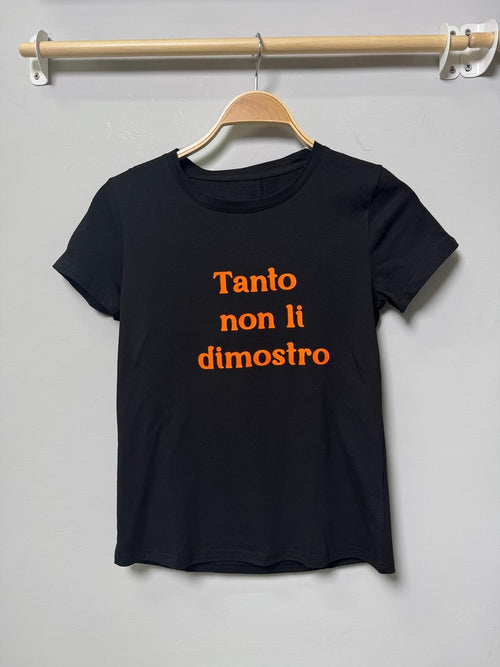 T-SHIRT CON SCRITTA